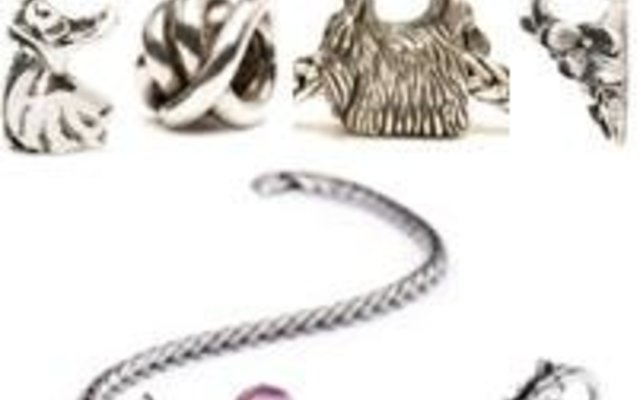 Alles saam sal dit soorgelyk soos hierbo lyk, die ketting met slotjies en die ornamentjies.